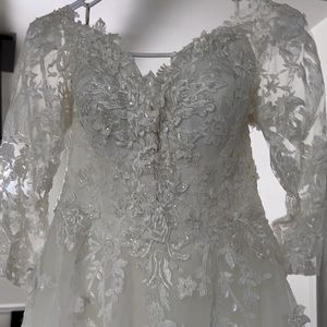 Used only once. With shoes and a veil.
Size: 38 / 40